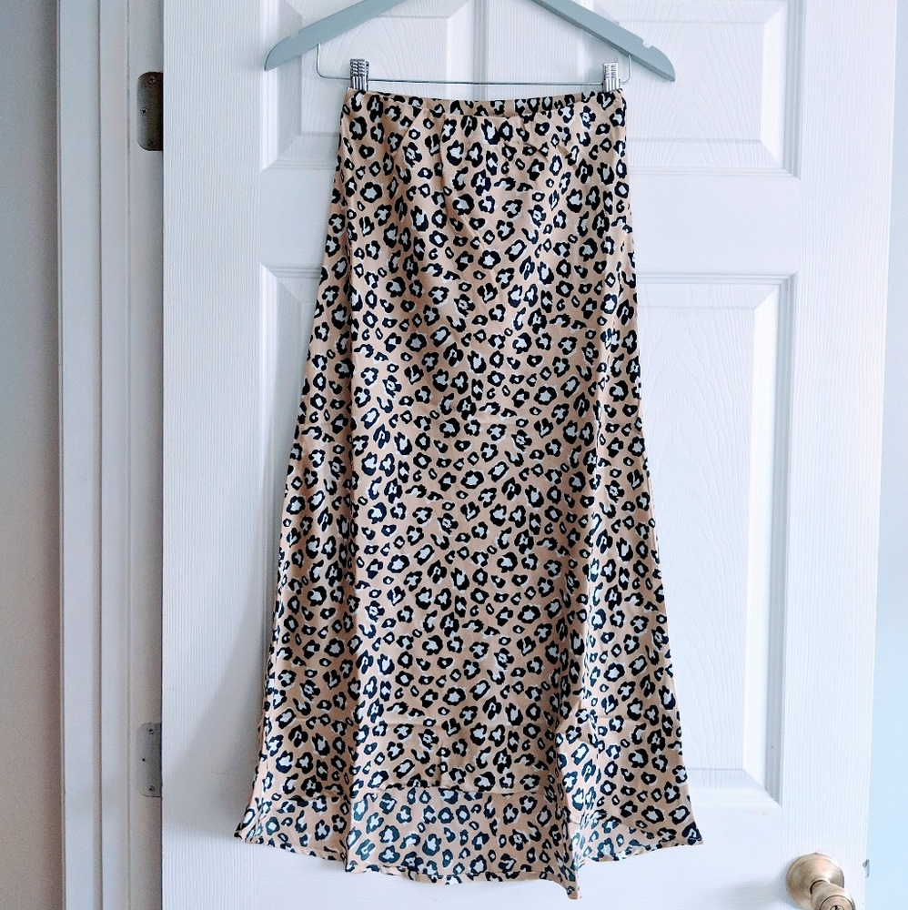 MUST HAVE!✨ Leopard Print Satin Midi Skirt. - Picture 4 of 8